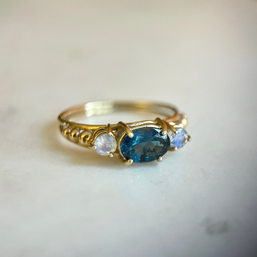 Anillo de Turmalina Azul en Oro