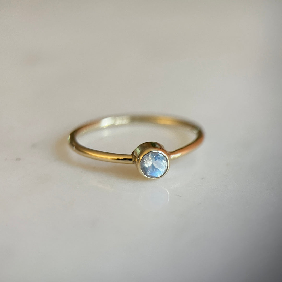 Anillo de Piedra Luna en Oro