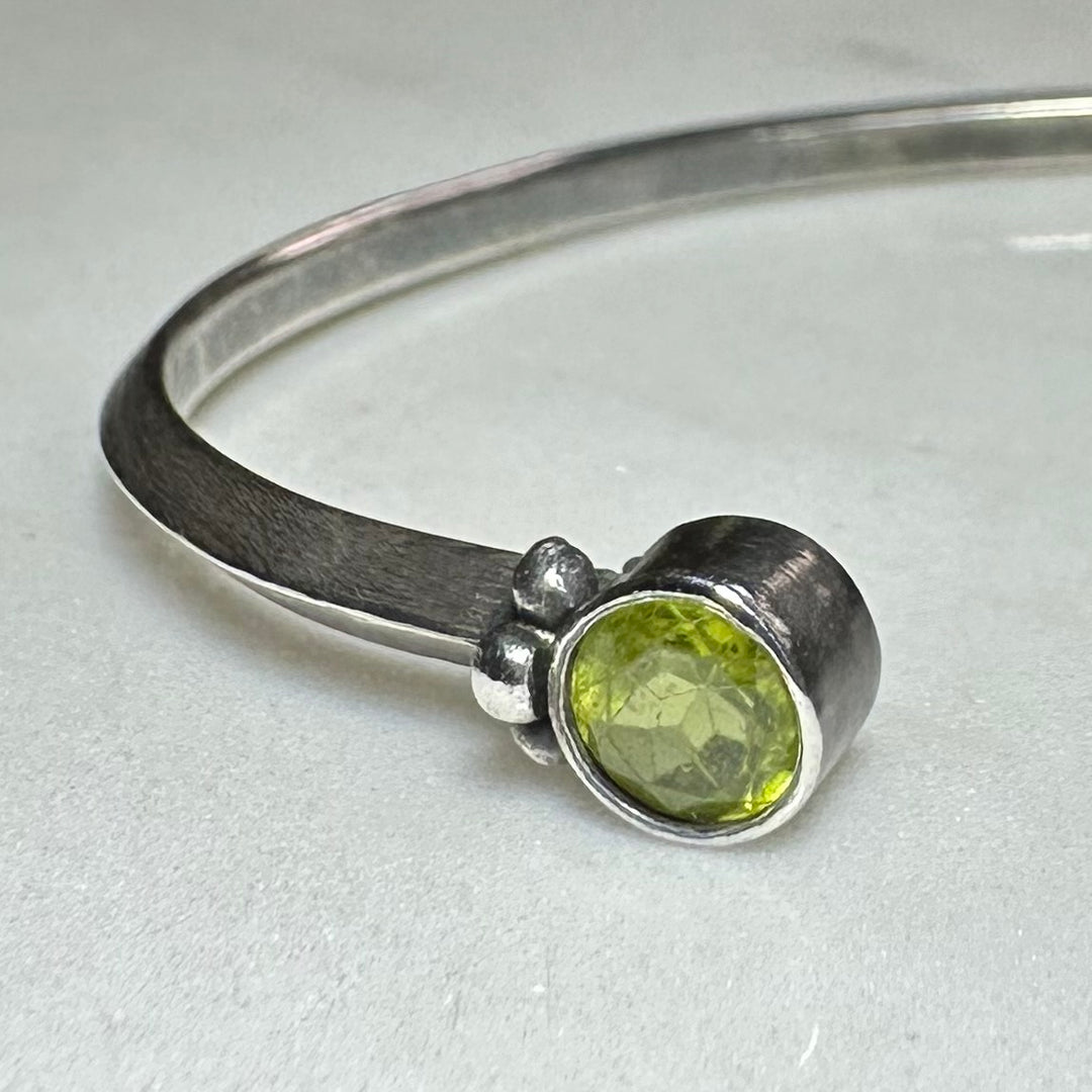 Brazalete de Peridotos en Plata Pavonada