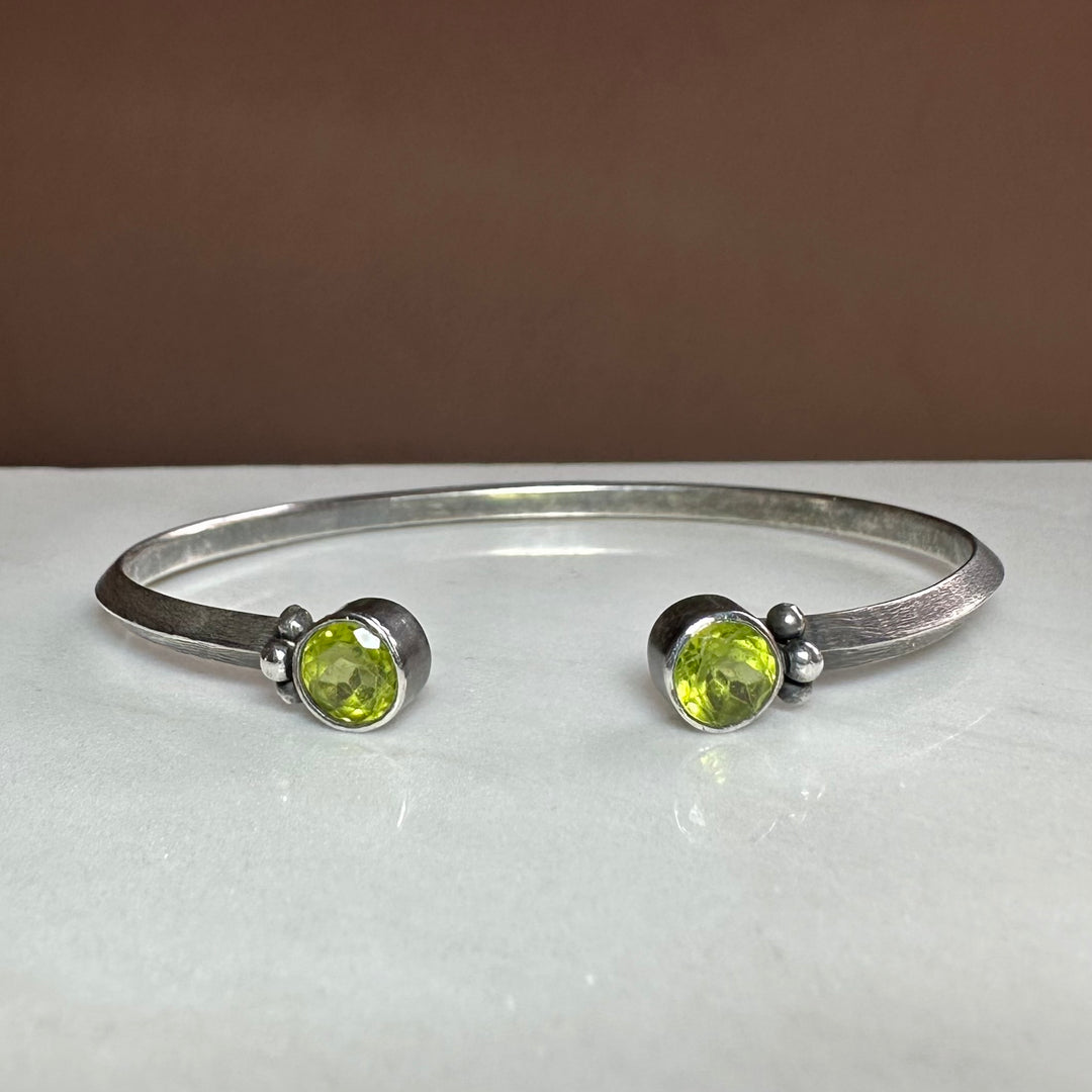 Brazalete de Peridotos en Plata Pavonada