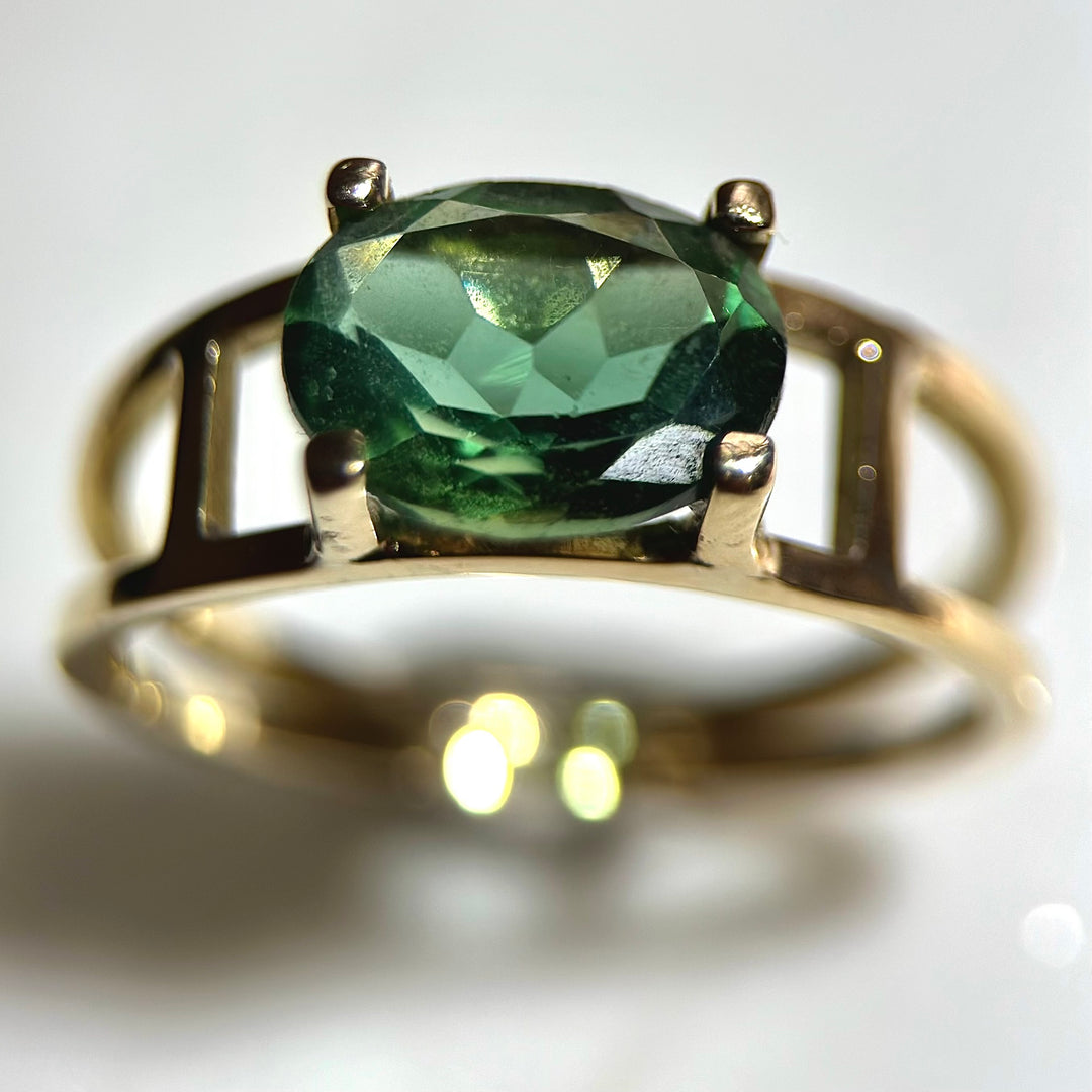 Anillo de Cuarzo Verde en Oro