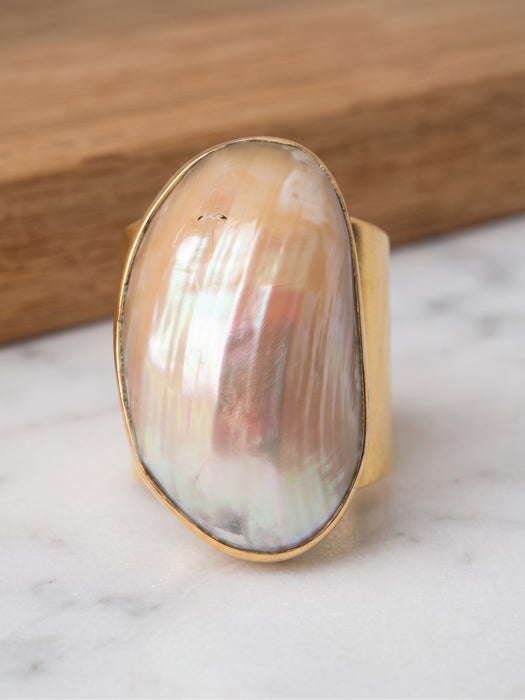 Anillo de Perla Mabé en Tumbaga