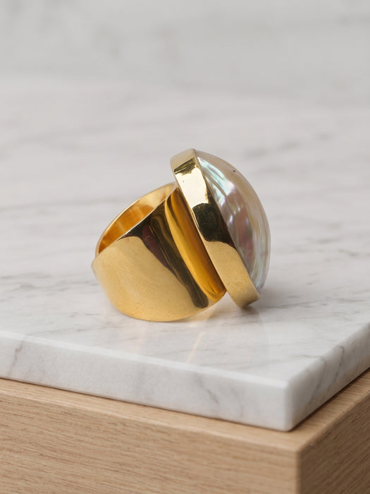 Anillo de Perla Mabé en Tumbaga