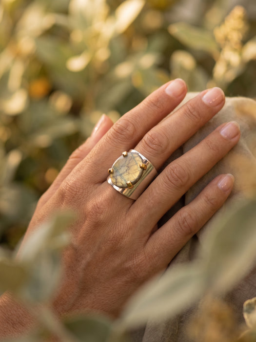 Anillo de Labradorita Dorada