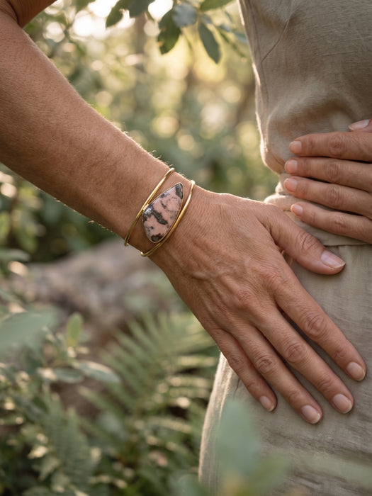 Brazalete de Rodonita en Tumbaga con baño en Oro de 18k
